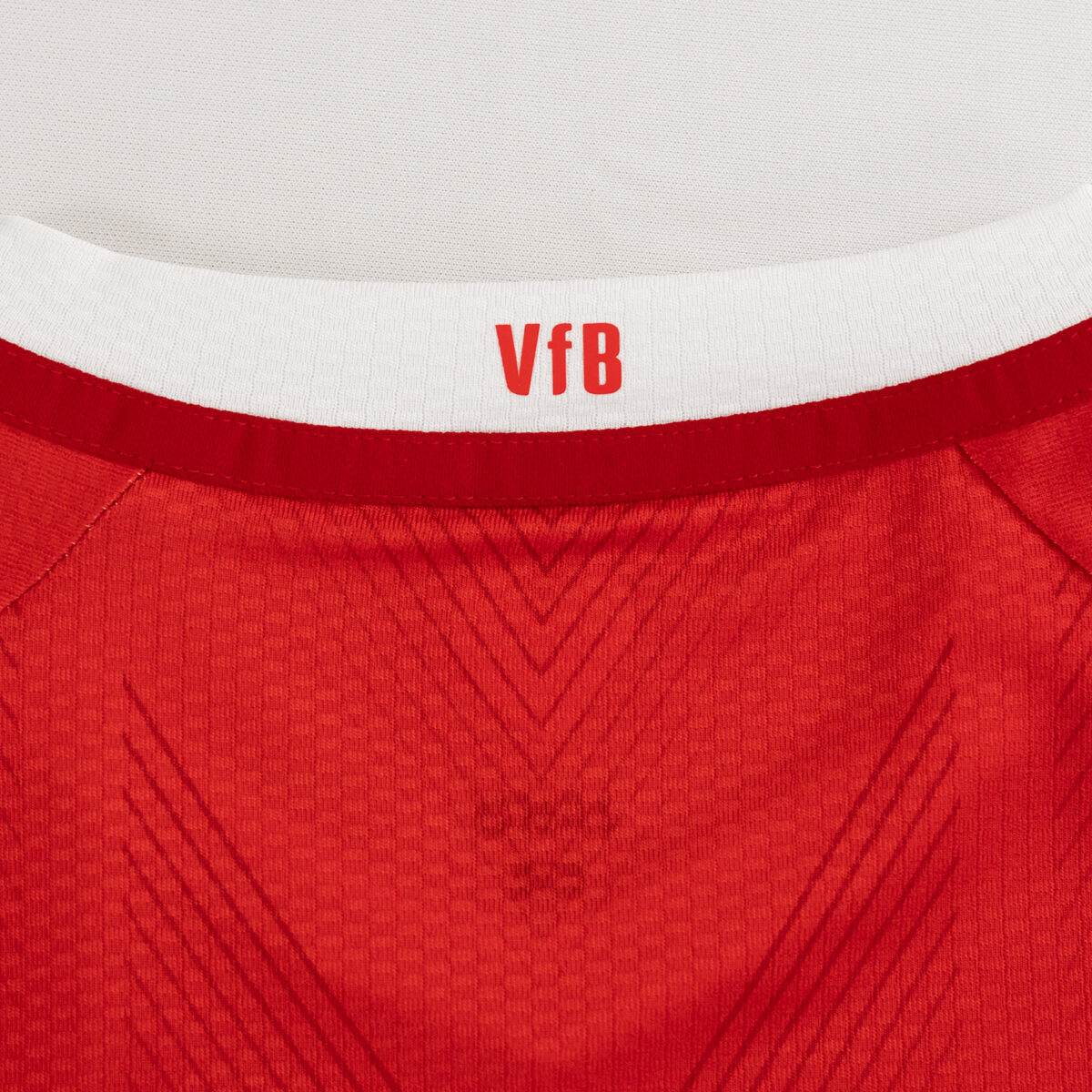 242503 VfB Stuttgart Auswaertstrikot rot 24 25 Detail6